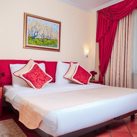 Hotel Pushkin Уралск Екстериор снимка