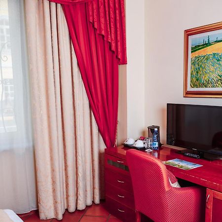 Hotel Pushkin Уралск Екстериор снимка