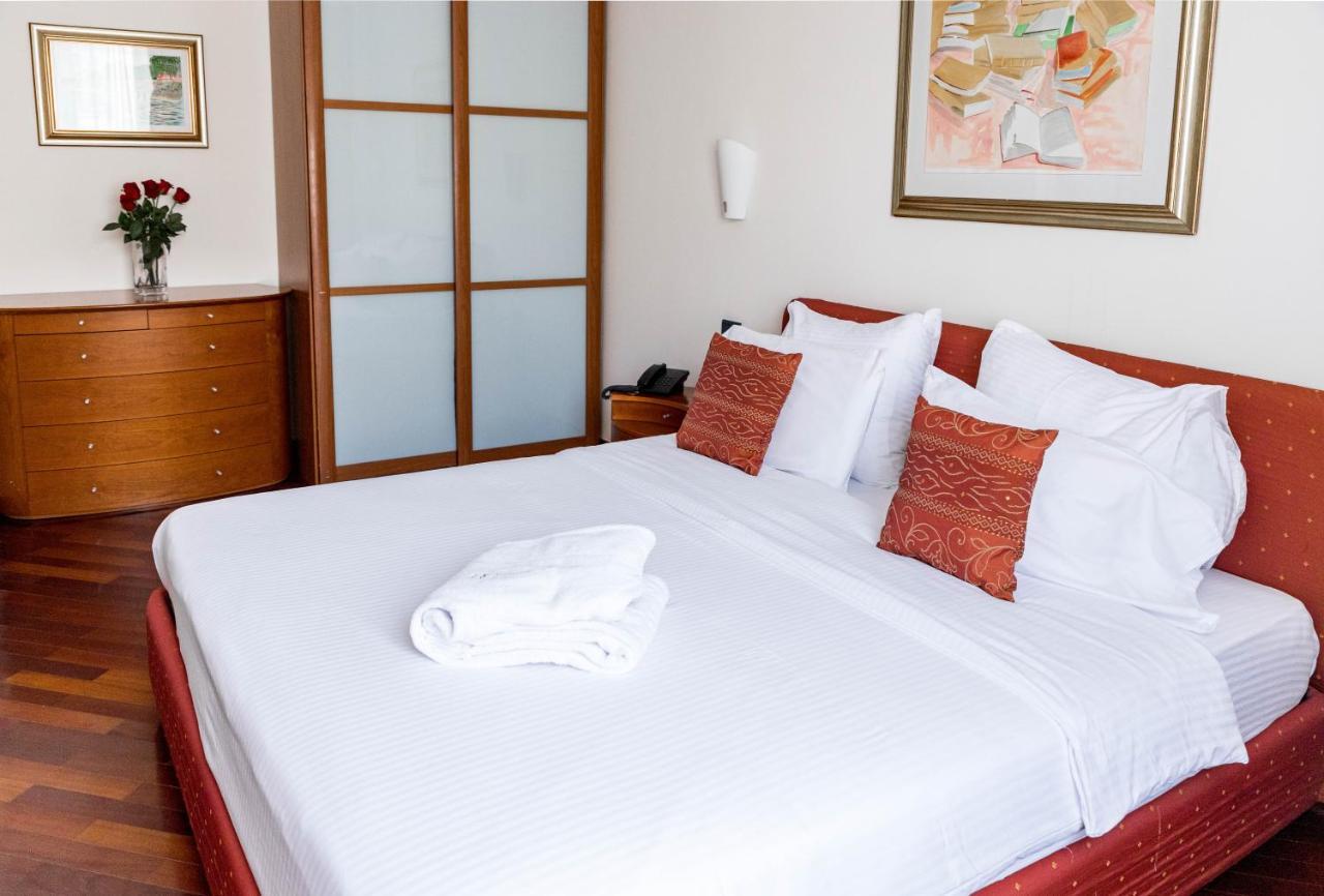 Hotel Pushkin Уралск Екстериор снимка