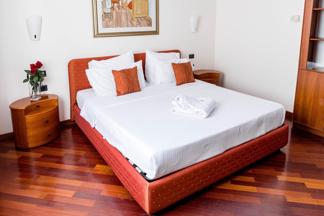 Hotel Pushkin Уралск Екстериор снимка