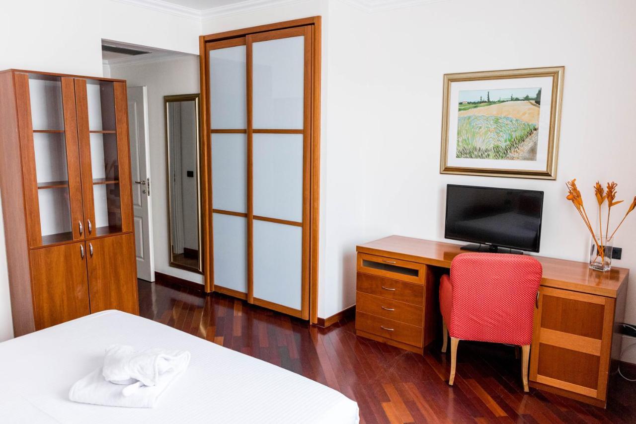 Hotel Pushkin Уралск Екстериор снимка
