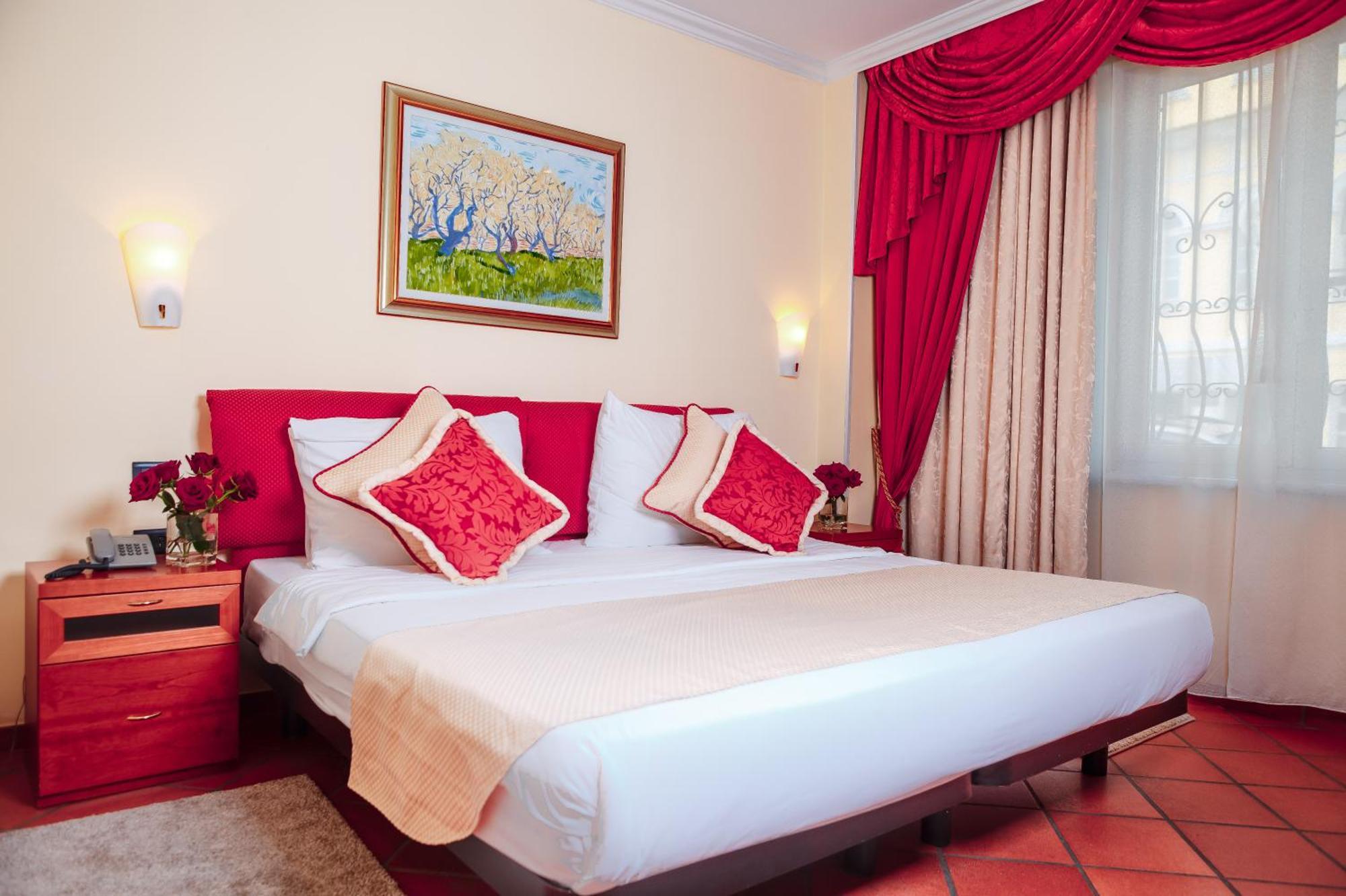 Hotel Pushkin Уралск Екстериор снимка