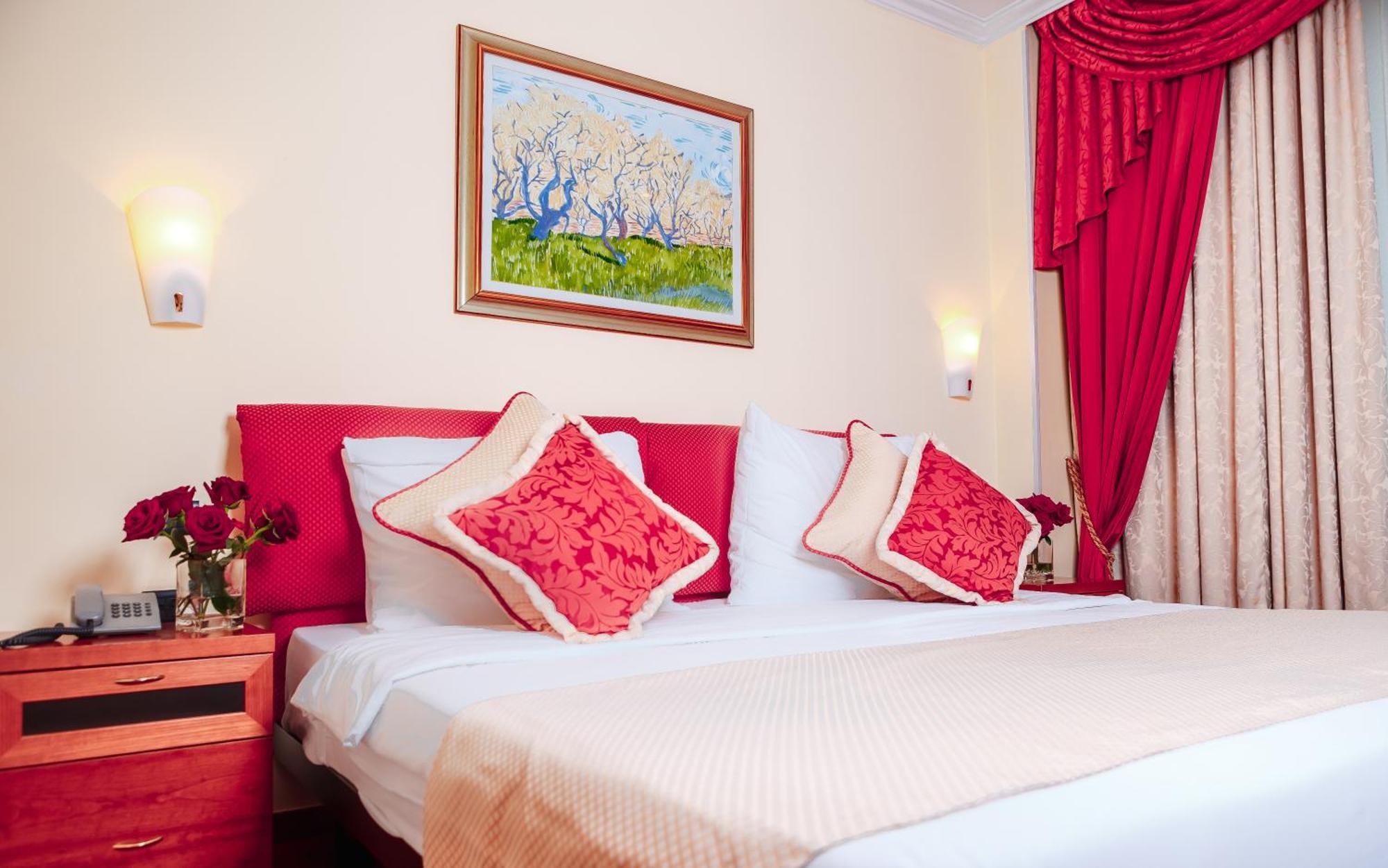 Hotel Pushkin Уралск Екстериор снимка