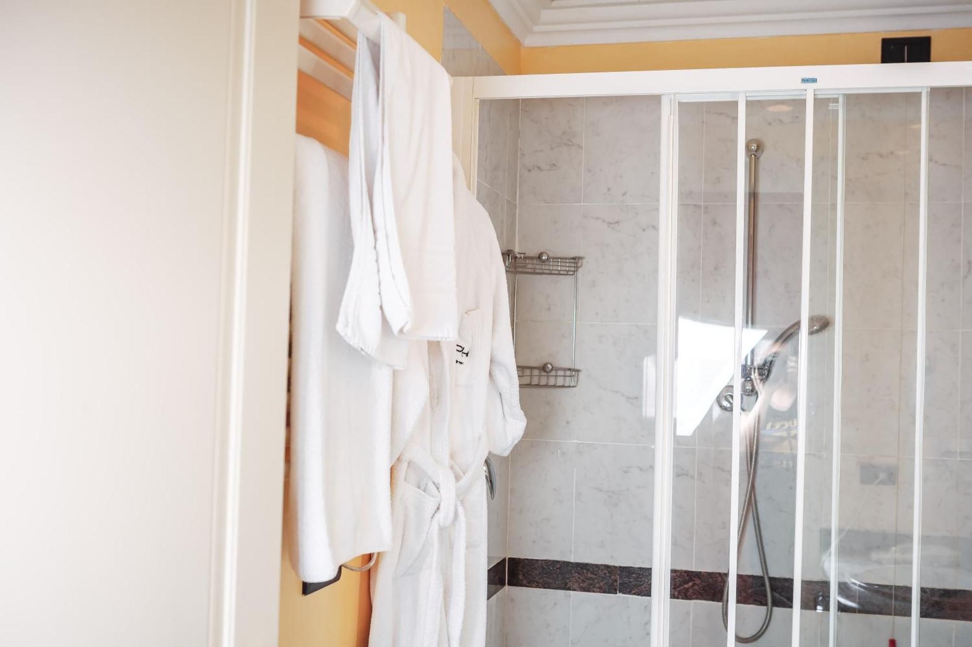 Hotel Pushkin Уралск Стая снимка