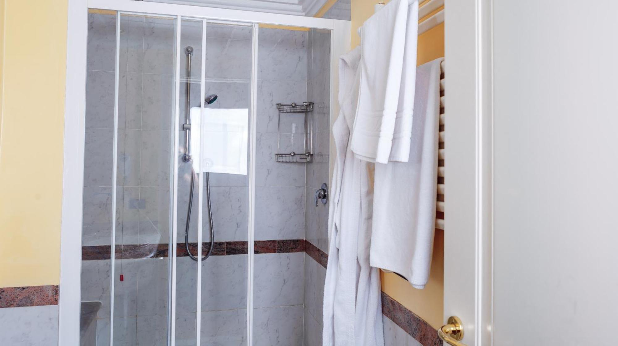 Hotel Pushkin Уралск Стая снимка