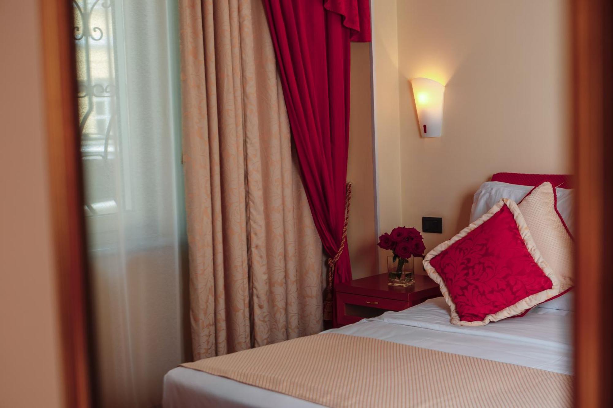 Hotel Pushkin Уралск Стая снимка