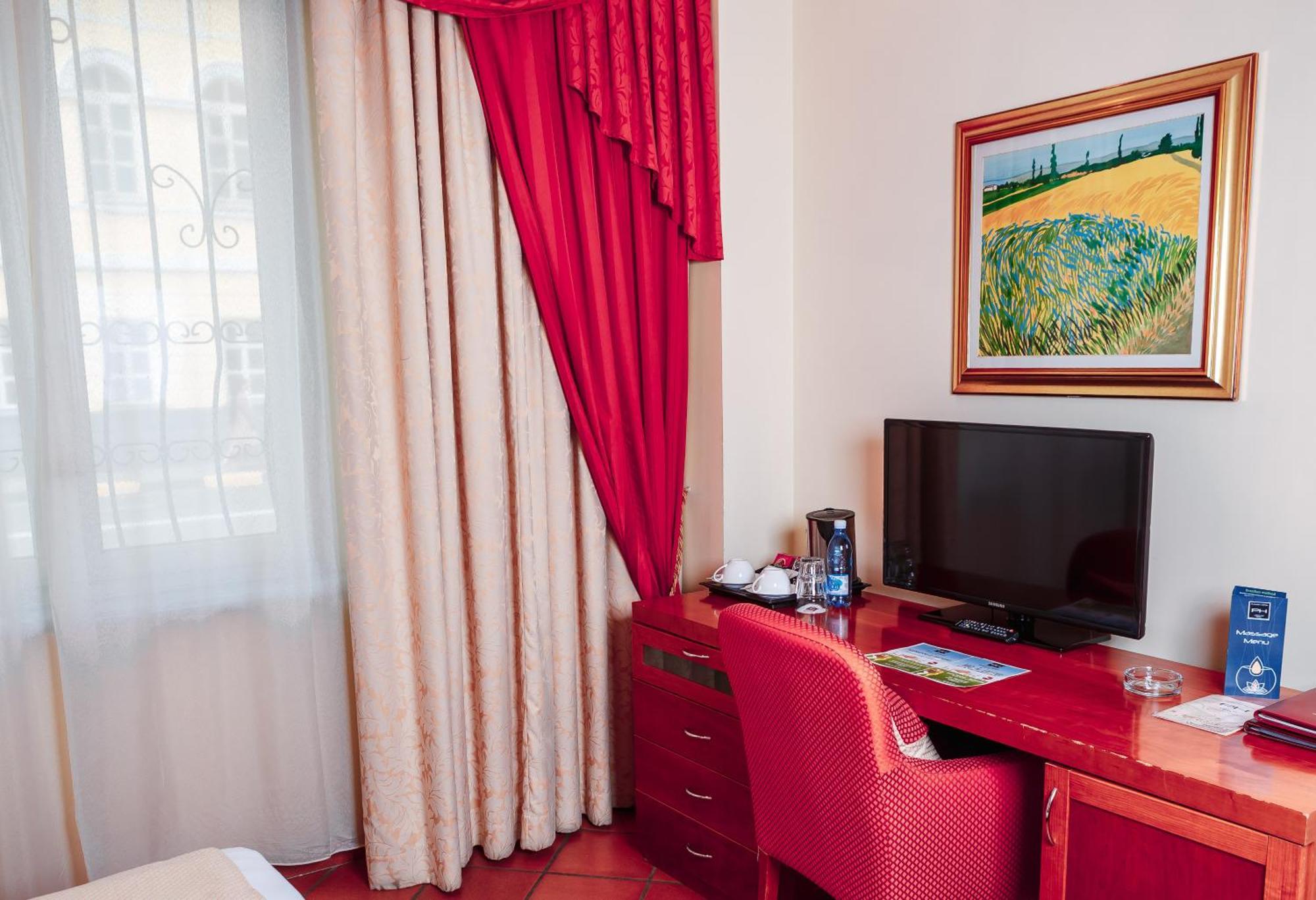 Hotel Pushkin Уралск Екстериор снимка