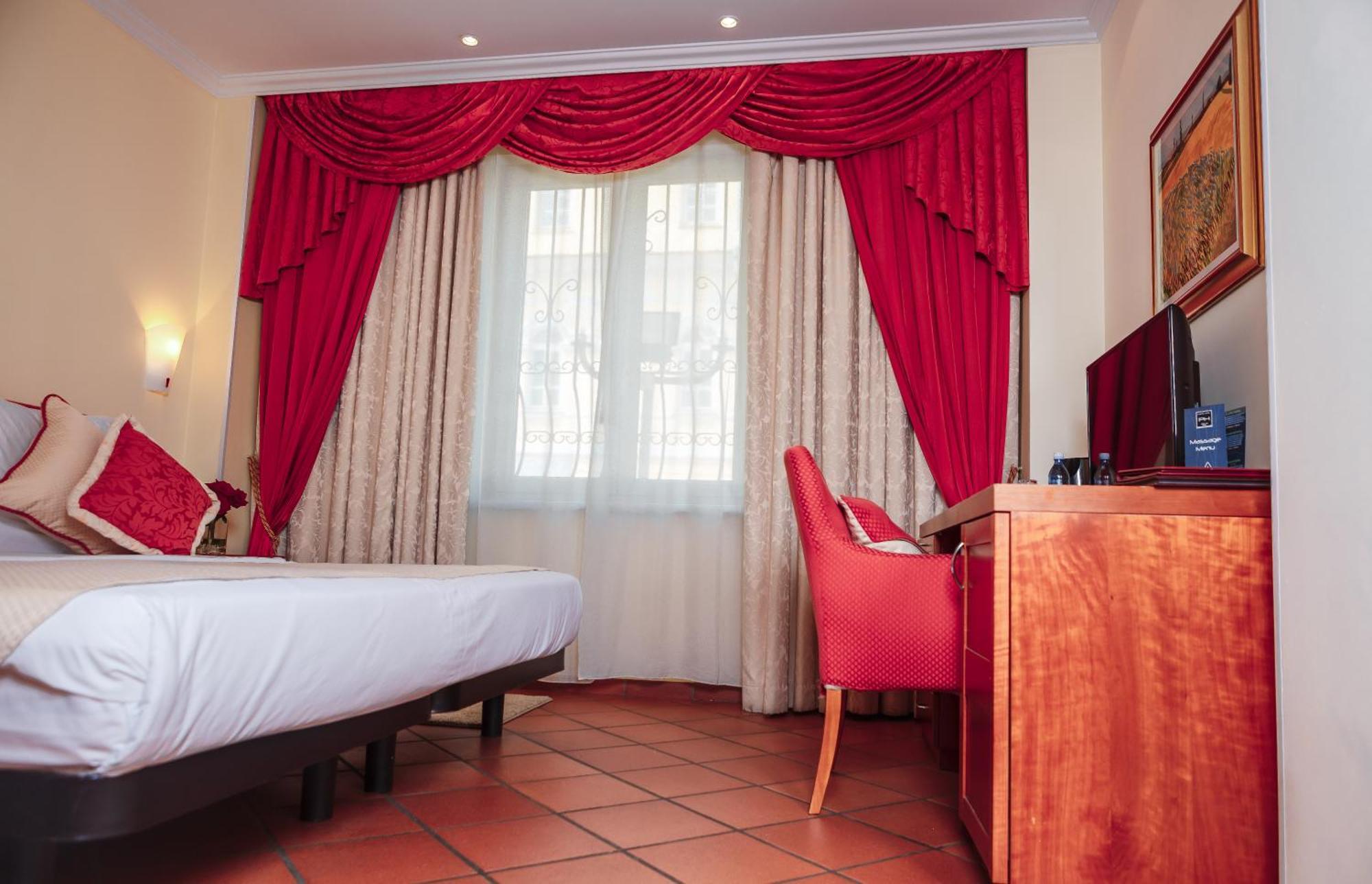 Hotel Pushkin Уралск Стая снимка