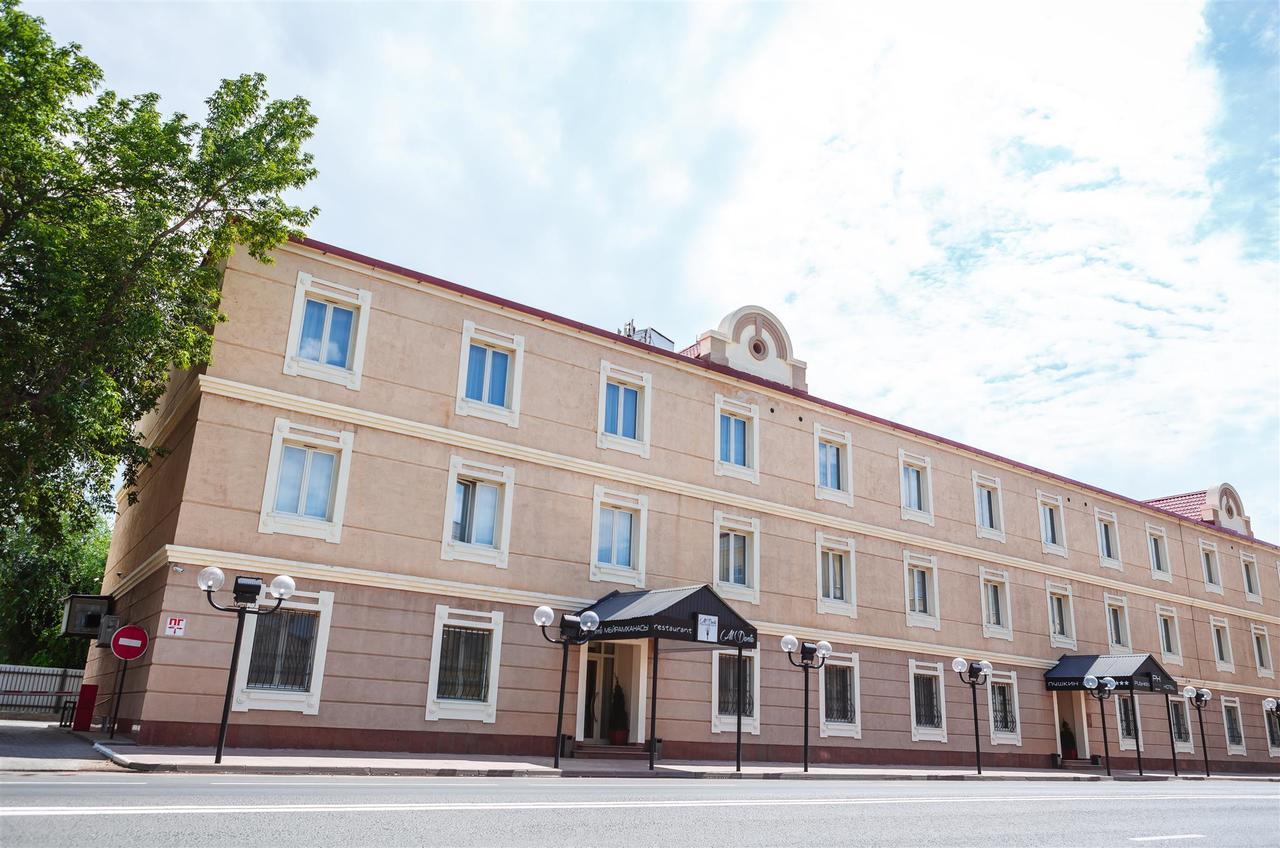 Hotel Pushkin Уралск Екстериор снимка