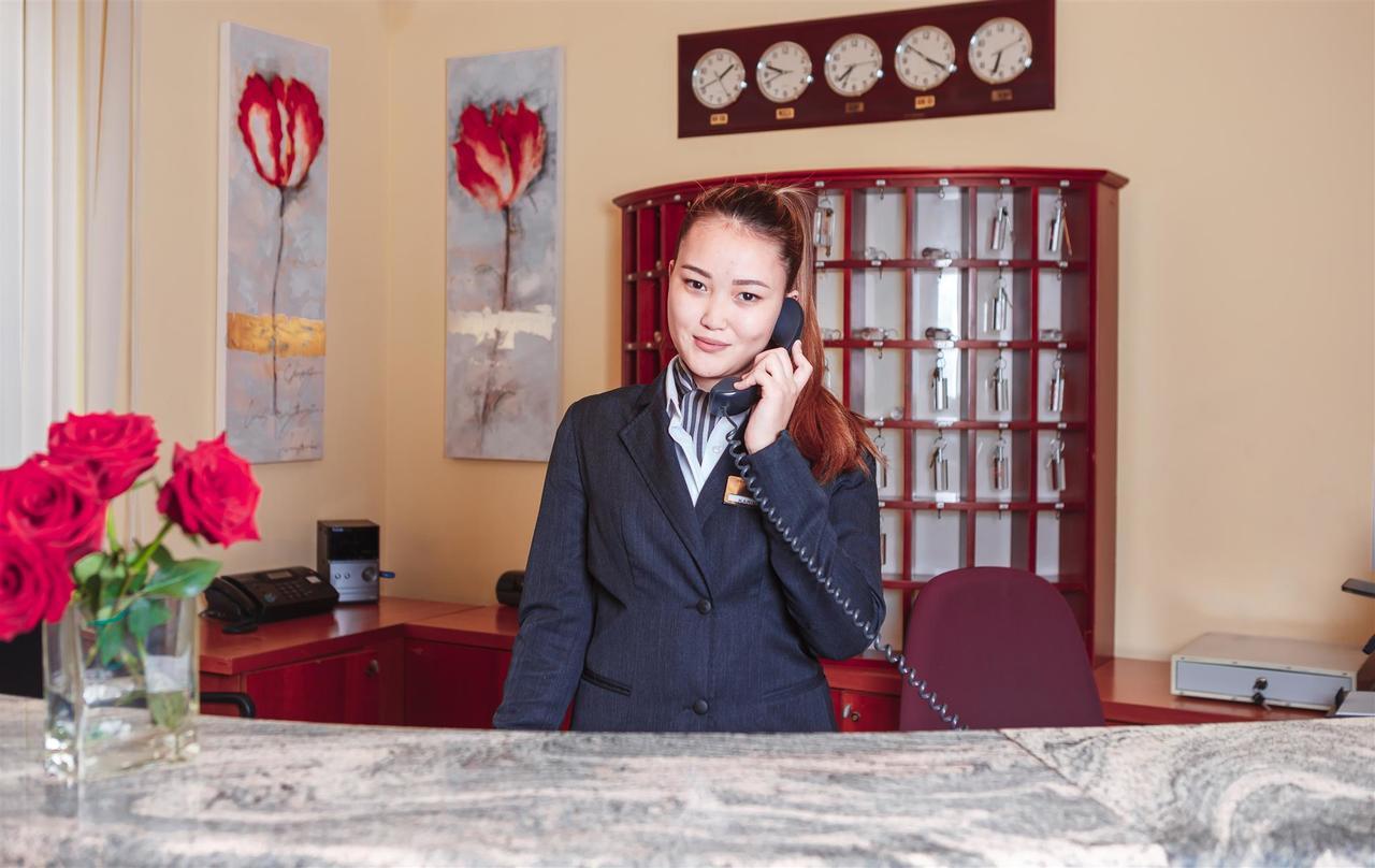Hotel Pushkin Уралск Екстериор снимка