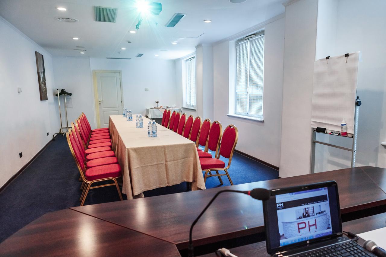 Hotel Pushkin Уралск Екстериор снимка
