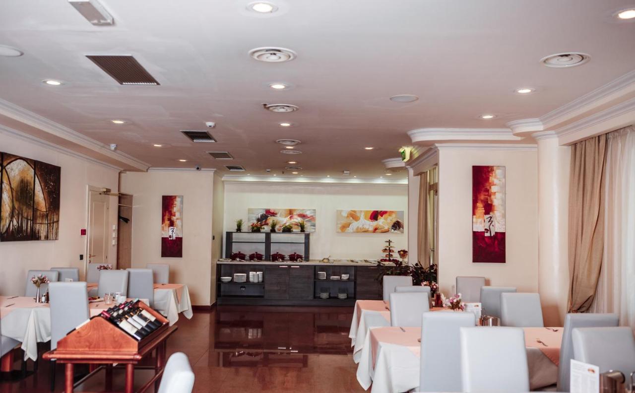 Hotel Pushkin Уралск Екстериор снимка