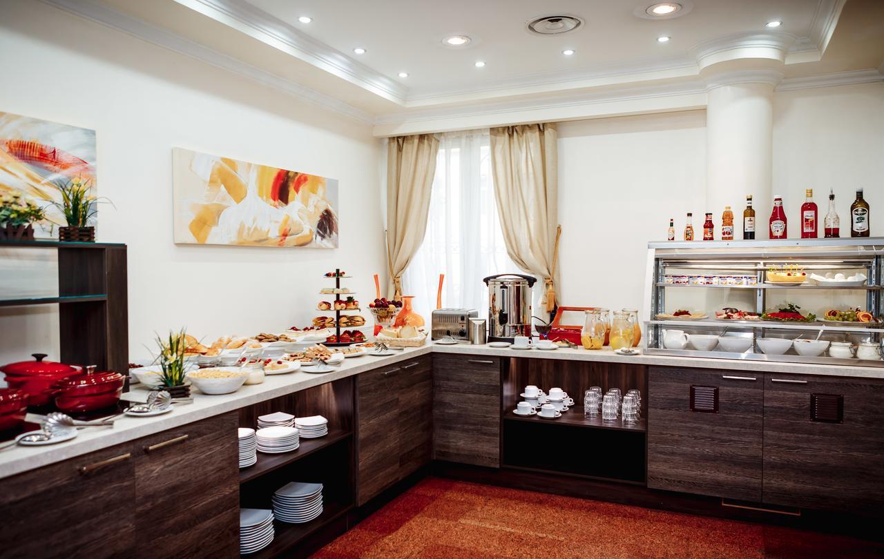 Hotel Pushkin Уралск Екстериор снимка