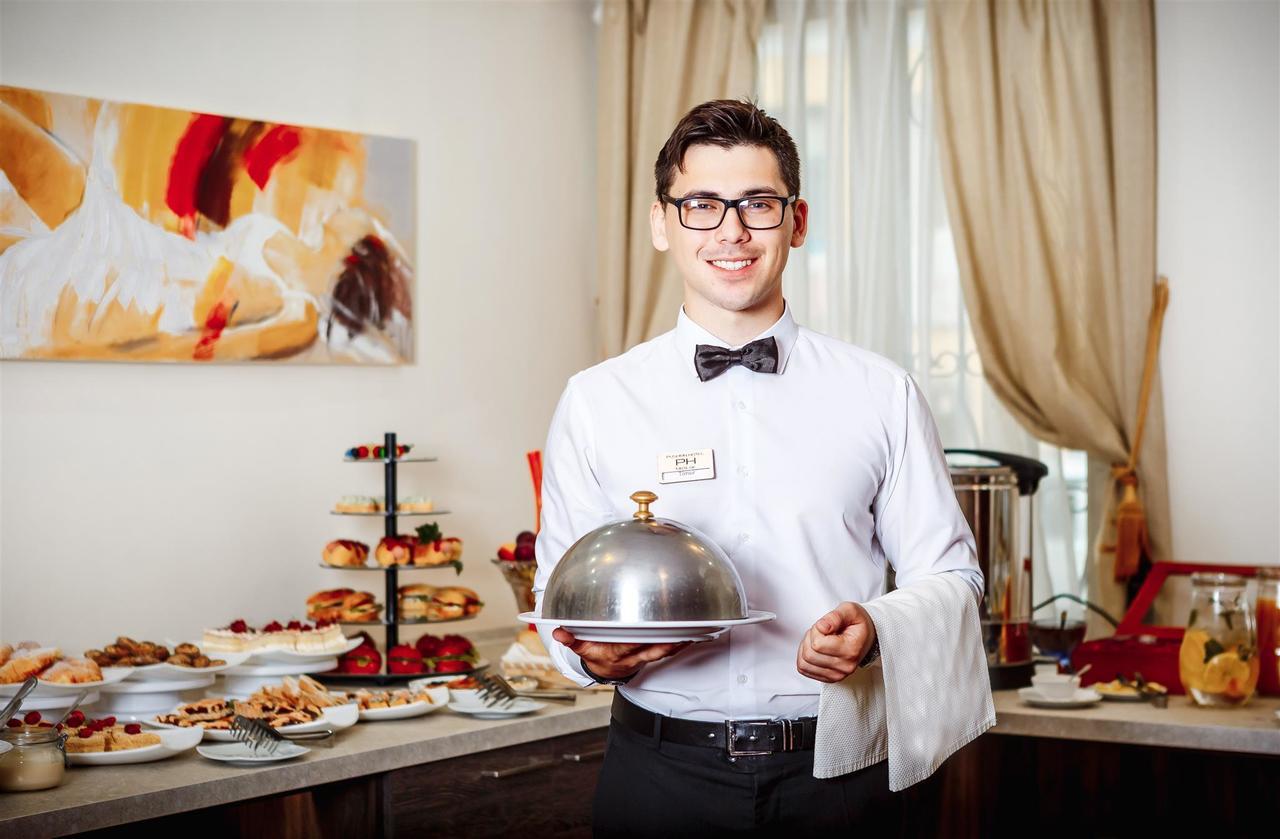 Hotel Pushkin Уралск Екстериор снимка