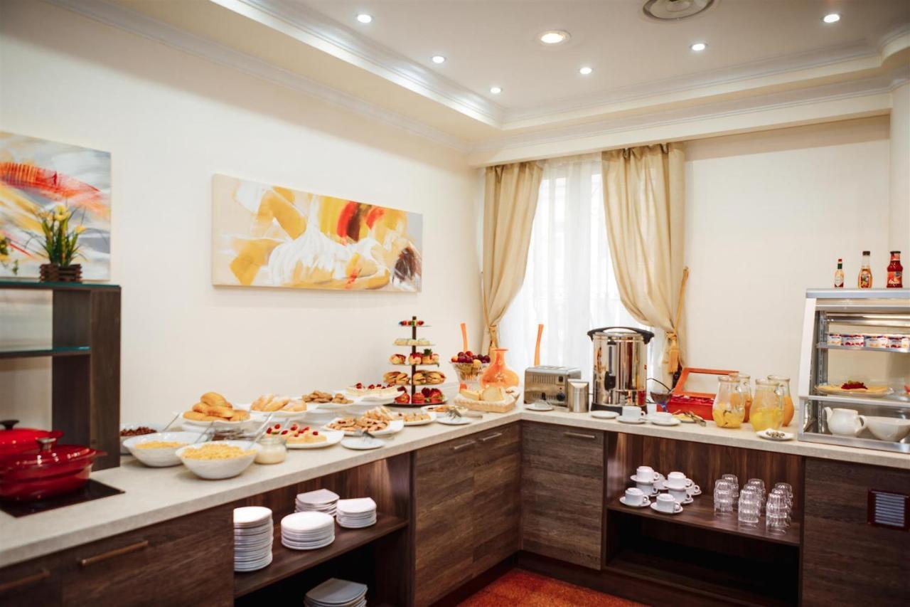 Hotel Pushkin Уралск Екстериор снимка