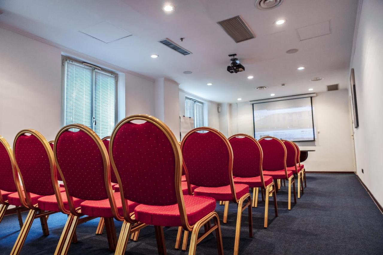 Hotel Pushkin Уралск Екстериор снимка