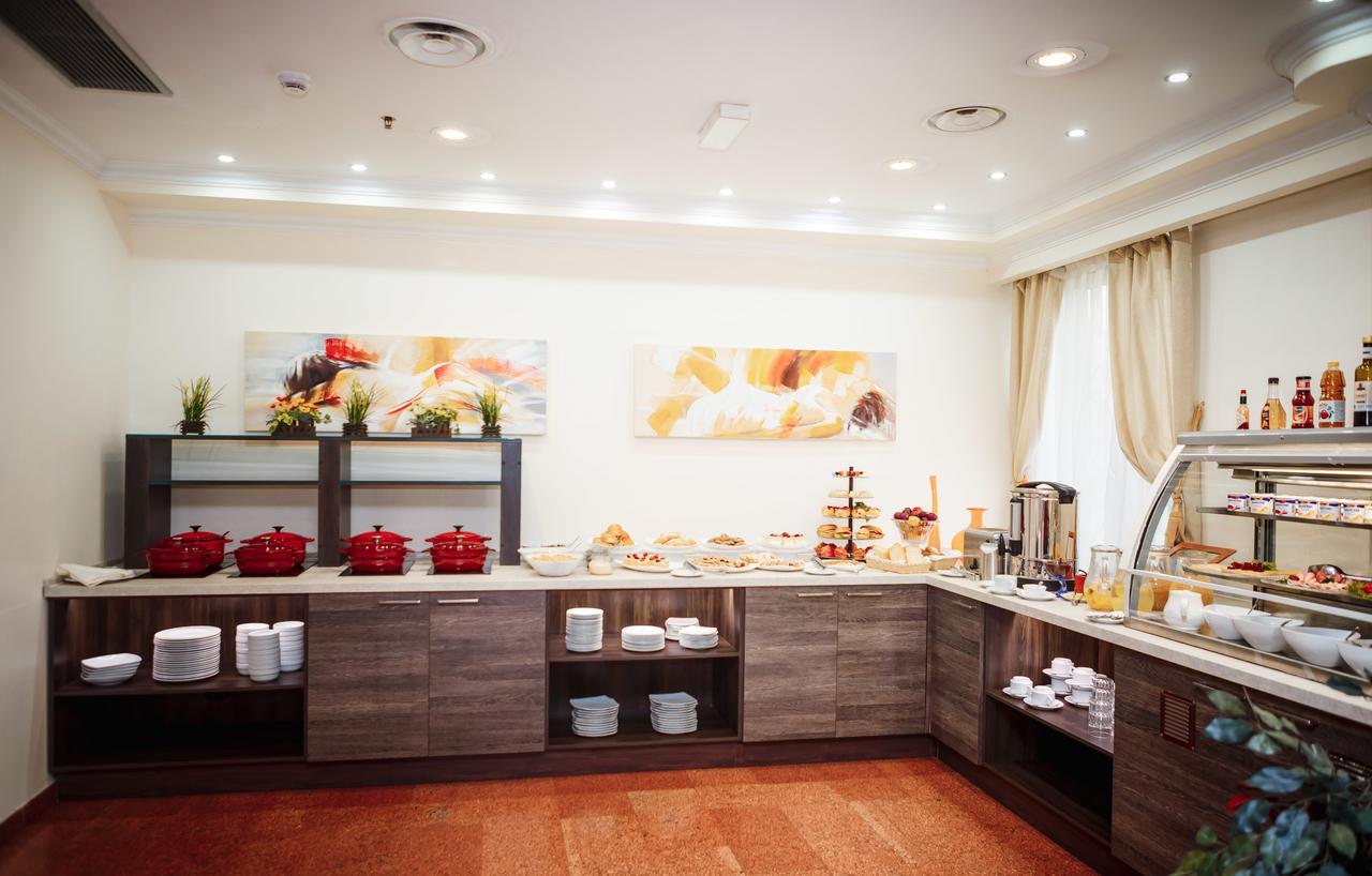 Hotel Pushkin Уралск Екстериор снимка