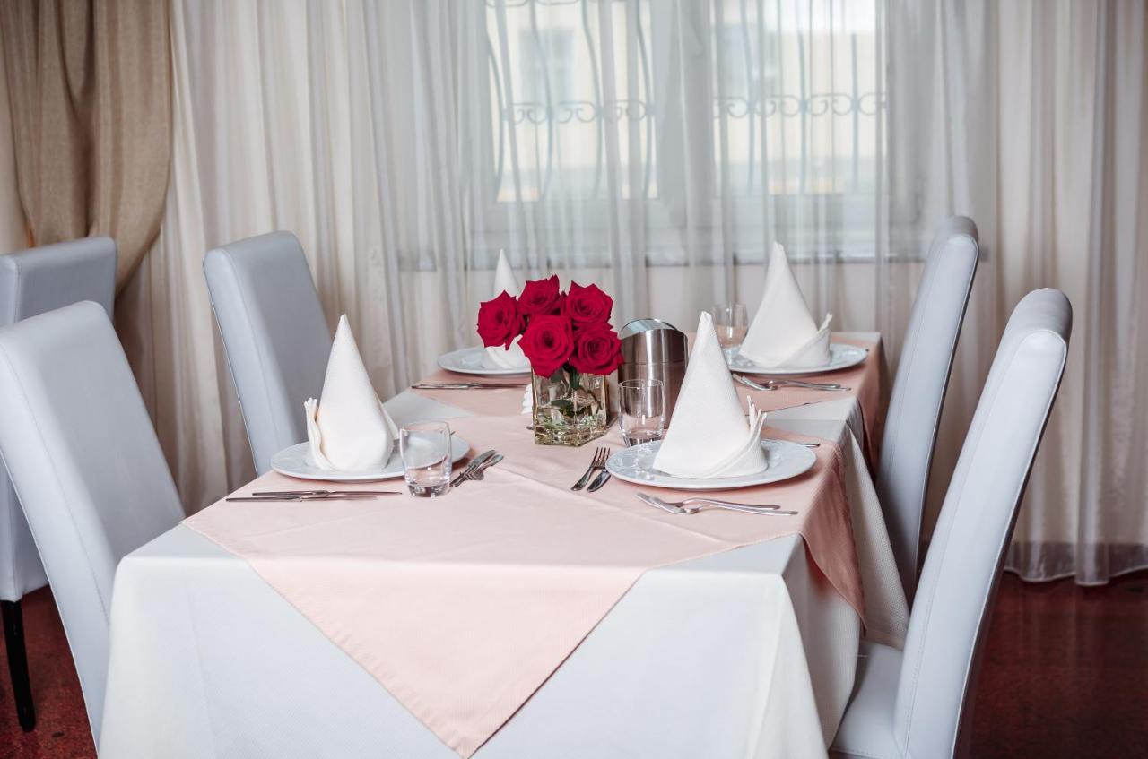 Hotel Pushkin Уралск Екстериор снимка