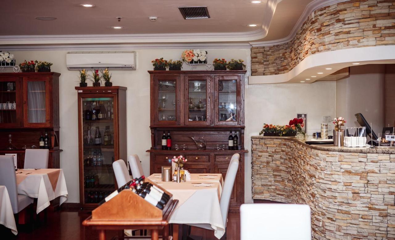 Hotel Pushkin Уралск Екстериор снимка