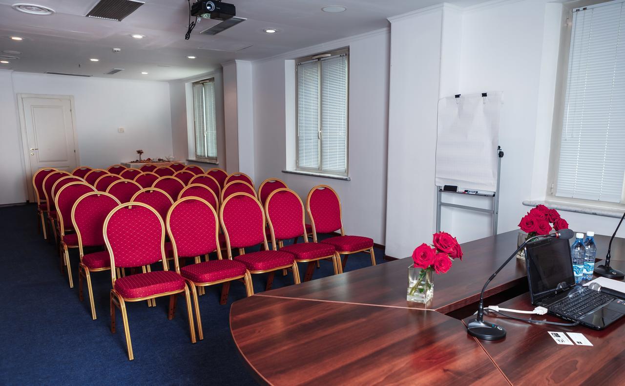 Hotel Pushkin Уралск Екстериор снимка