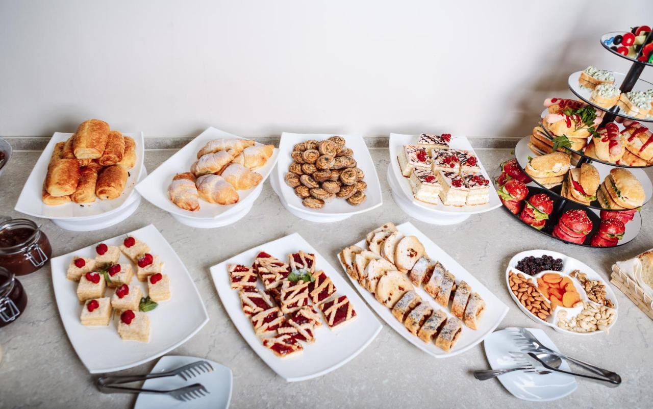 Hotel Pushkin Уралск Екстериор снимка