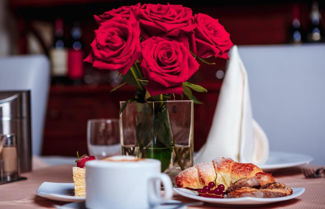 Hotel Pushkin Уралск Екстериор снимка
