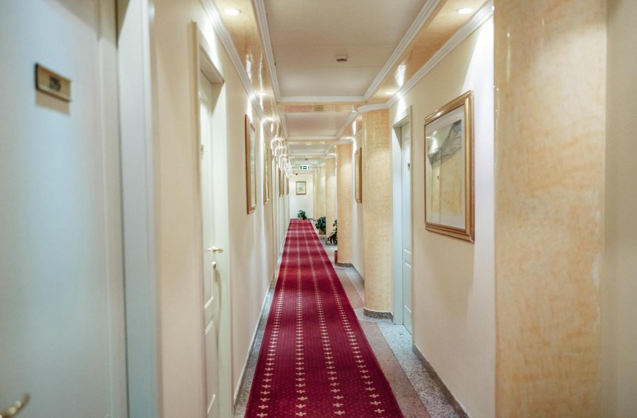 Hotel Pushkin Уралск Екстериор снимка