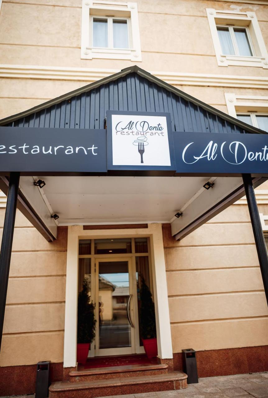 Hotel Pushkin Уралск Екстериор снимка