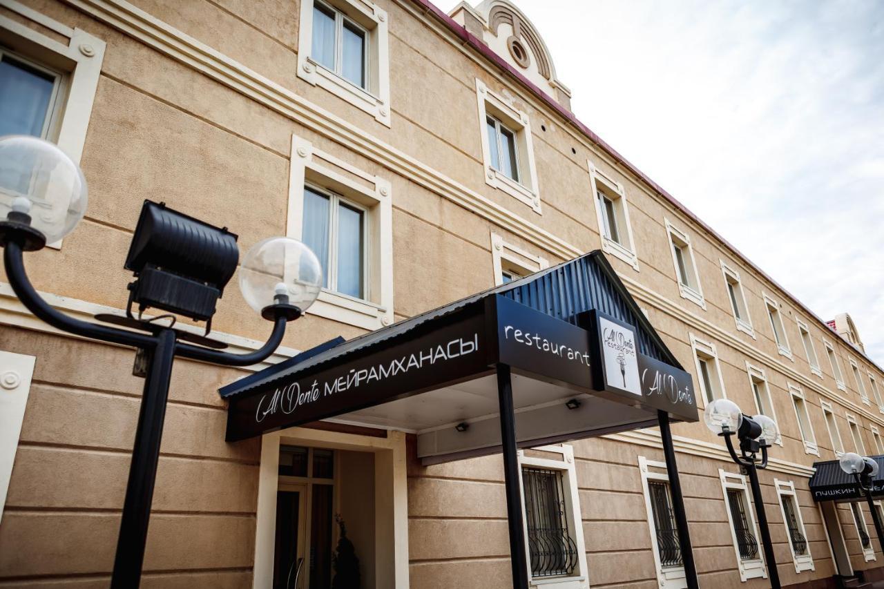Hotel Pushkin Уралск Екстериор снимка