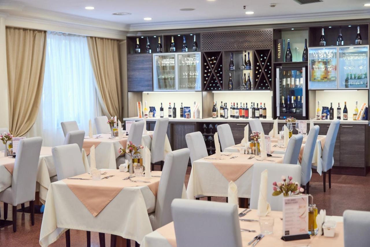 Hotel Pushkin Уралск Екстериор снимка