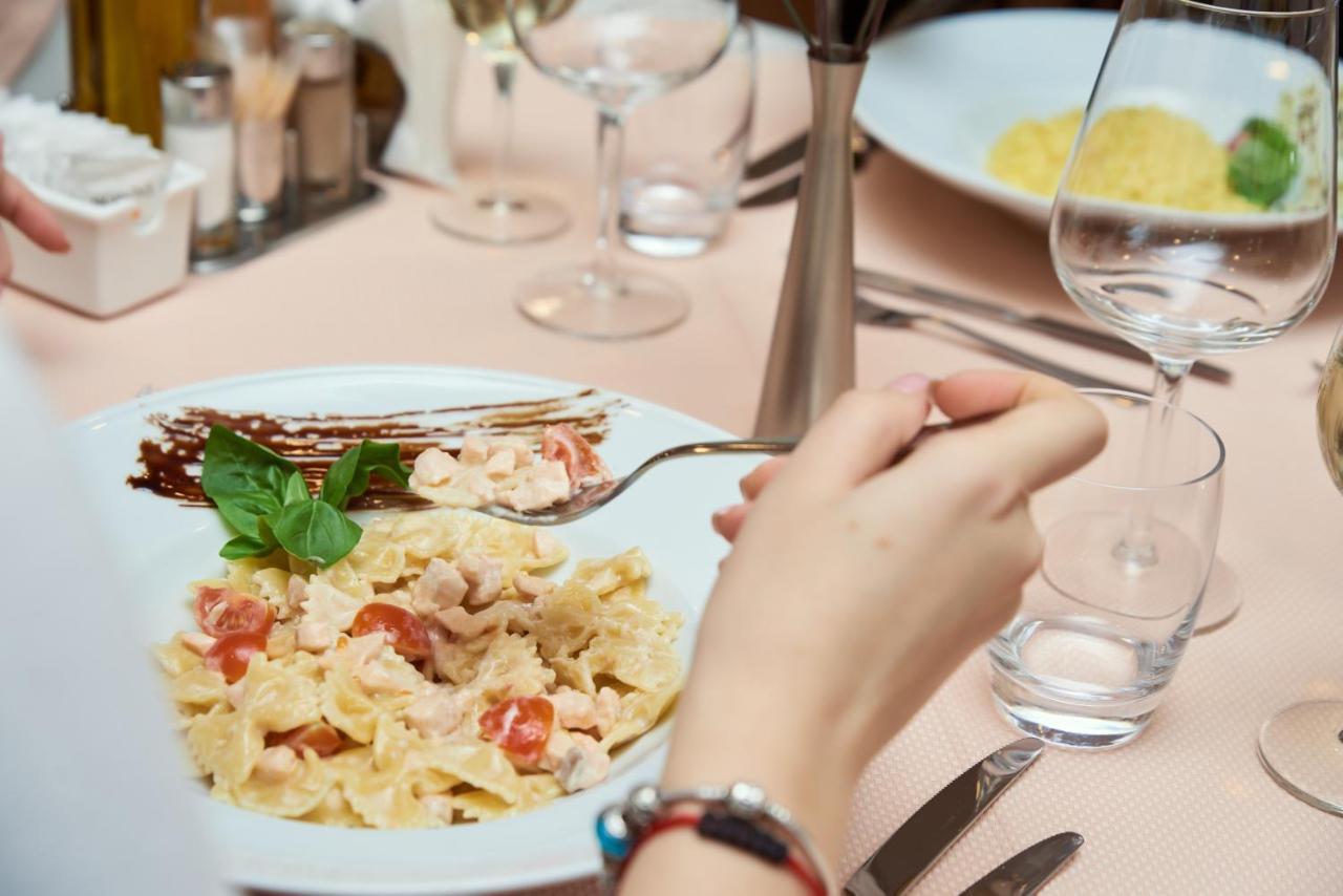 Hotel Pushkin Уралск Екстериор снимка