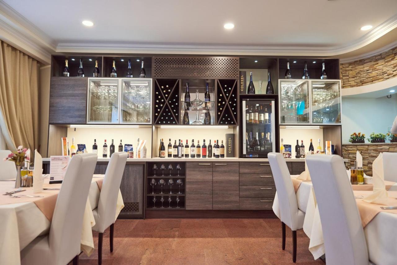 Hotel Pushkin Уралск Екстериор снимка